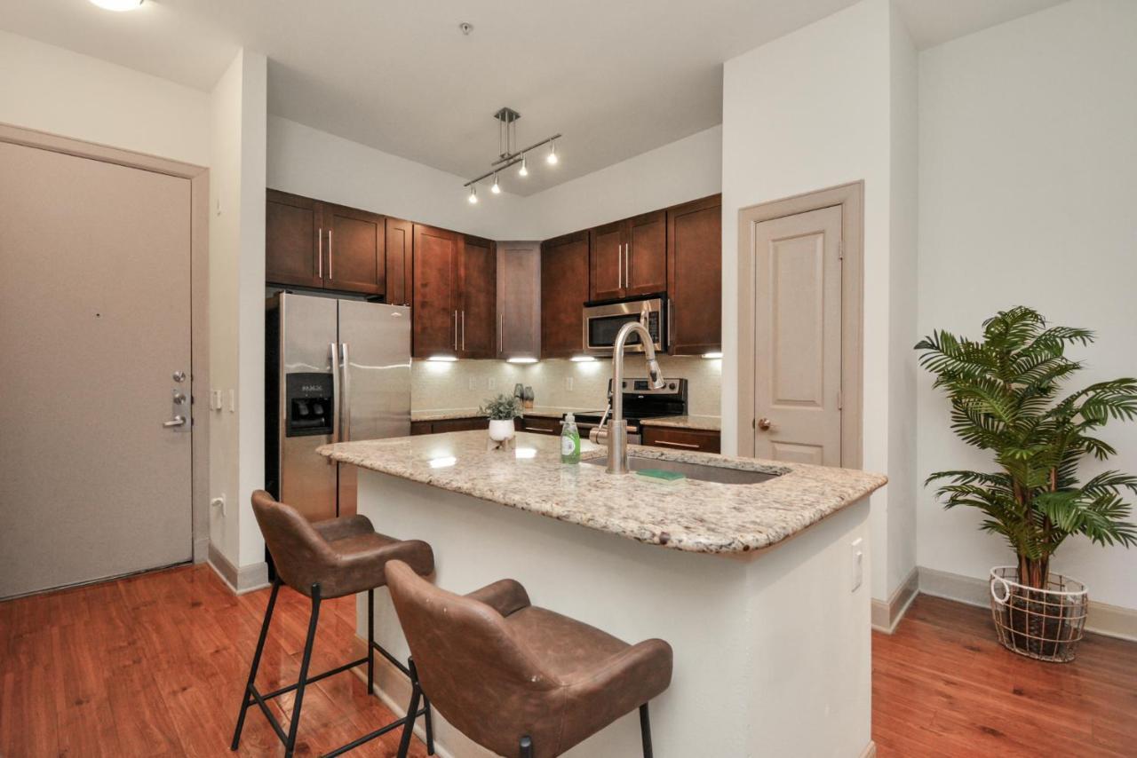 Beautiful Unit Near Med Center W/ Shopping Center Lägenhet Houston Exteriör bild