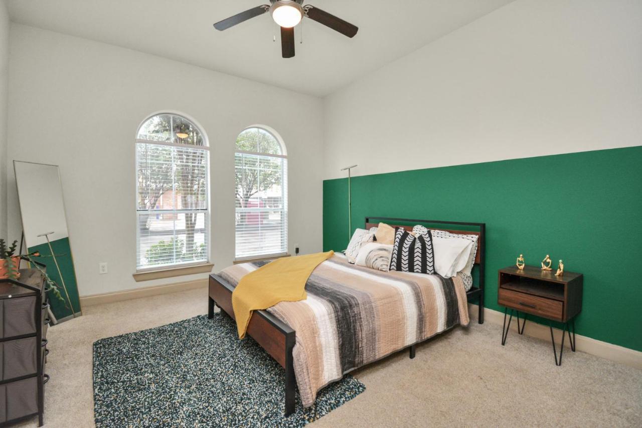 Beautiful Unit Near Med Center W/ Shopping Center Lägenhet Houston Exteriör bild