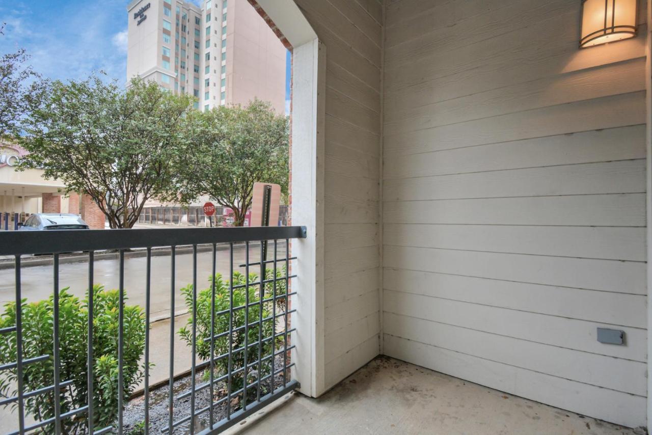 Beautiful Unit Near Med Center W/ Shopping Center Lägenhet Houston Exteriör bild
